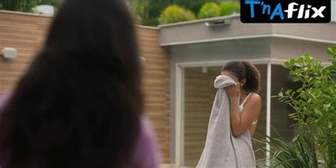 Gabriela Correa Bikini Scene In Good Morning Veronica Tnaflix