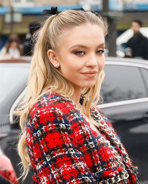 Sydney Sweeney Hair Dark Blonde Hair Hairstyles With Bangs Straight Hairstyles Wet Look Hair