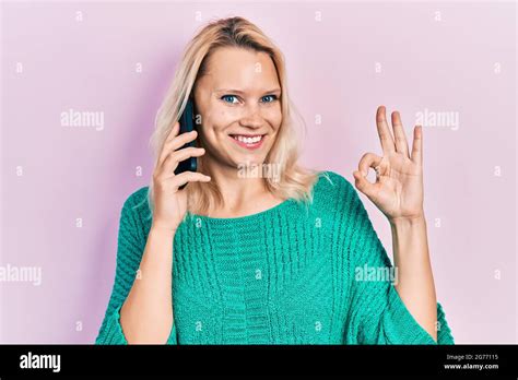 Sch Ne Kaukasische Blonde Frau Mit Gespr Ch Sprechen Auf Dem Smartphone