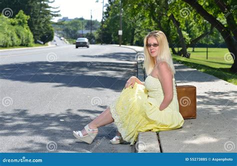La Femme Blonde Attend Par La Route Avec La Valise Image Stock Image Du Route Ville
