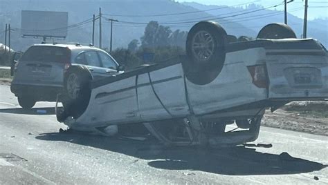 Un lesionado y una camioneta volcada deja violenta colisión en sector