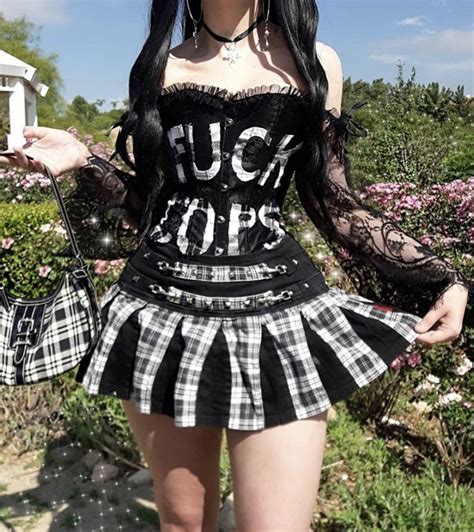 Pin By 𝓈𝒽𝓊𝒿𝒾 On Outfit Inspo ུ۪ ﾟ｡ Alternative Outfits Edgy Fashion