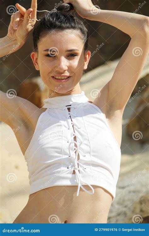 Una Chica En Un Tanque Y Un Micro Bikini De Plata Foto De Archivo Imagen De Cubo Adulto