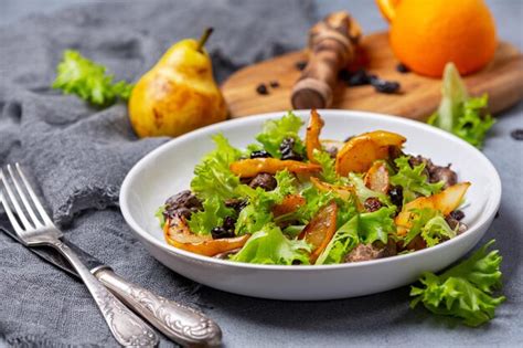 Ensalada Tibia De H Gado De Pollo Y Pera Foto Premium