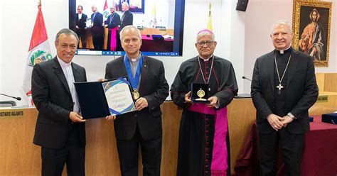 Mons Robert Prevost Recibe Medalla De Oro De Santo Toribio De