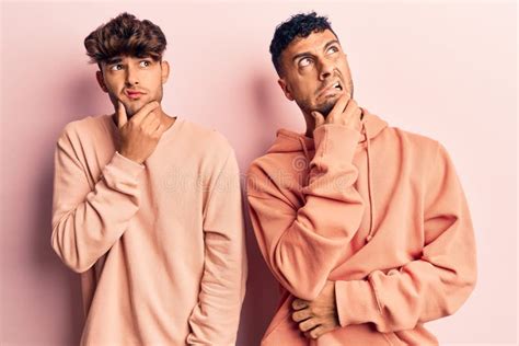 Pareja Joven Gay Con Ropa Casual Pensando En Una Pregunta Preocupada Y Nerviosa Con La Mano En