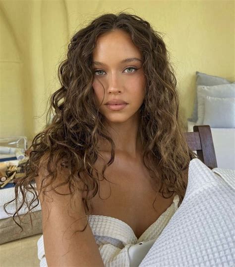 Pin Van Gabriela Op All Vii Brunette Haarkleur Krullend Haar Haarstijlen