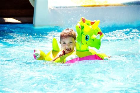 Une Petite Fille Nage Dans Un Cercle Gonflable Dans La Piscine En