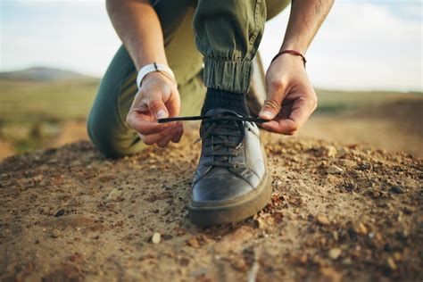 Las Manos Atan Los Zapatos Y Hacen Caminatas En La Naturaleza Para