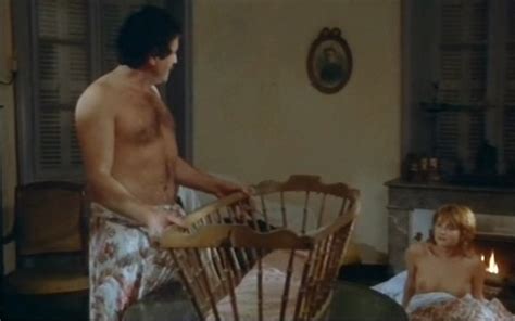 Naked Valérie Mairesse in Un si joli village