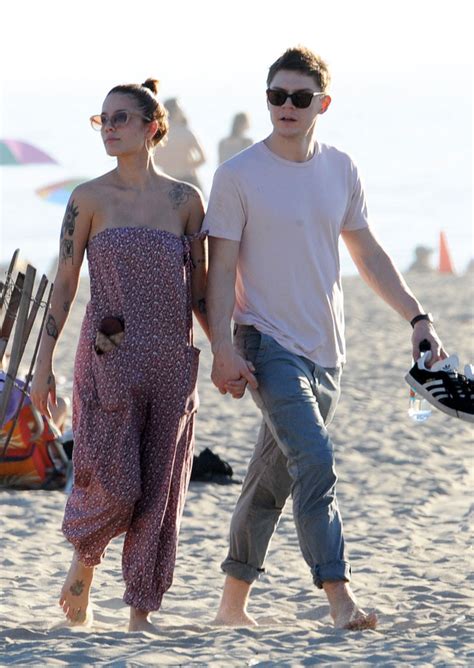How Tall Is Evan Peters Peters Has Two Siblings Named Michelle And
