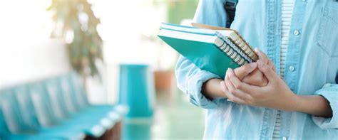 Bonita Chica Modelo Xxl Latina De Ecuador Usa Blusa Violeta En La Calle Foto Gratis