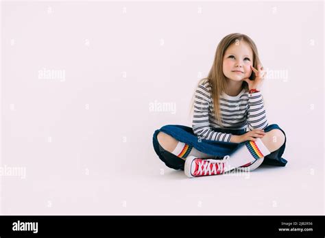 Indiff Rent S Rieux Cute Blonde Petite Fille Assise Sur Le Sol Les Jambes Crois Es L Air