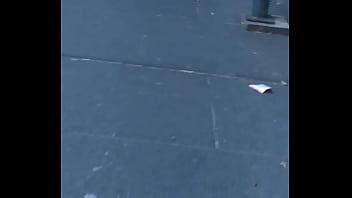 gran botín jovencita caminando en público XVIDEOS