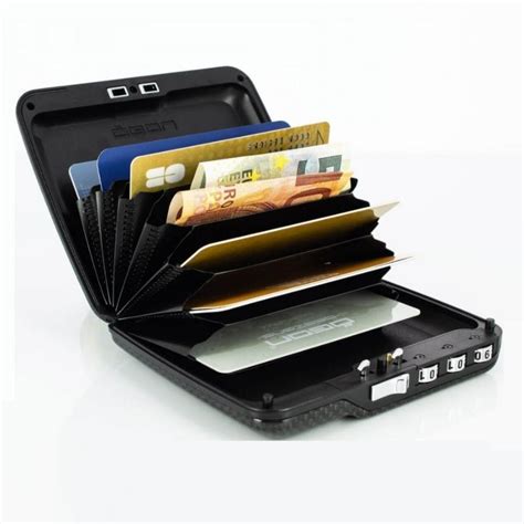 Купить карбоновый кошелек с кодовым замком в интернет-магазине в Москве