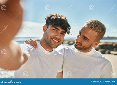 Jovem Casal Gay Sorrindo Feliz Fazendo Selfie Pelo Smartphone Na Praia Imagem De Stock Imagem