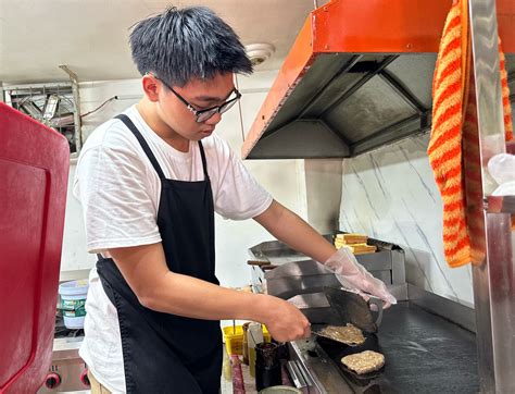 TP HCM nắng nóng gay gắt thực phẩm dễ hư Cách bảo quản của các chủ quán ăn