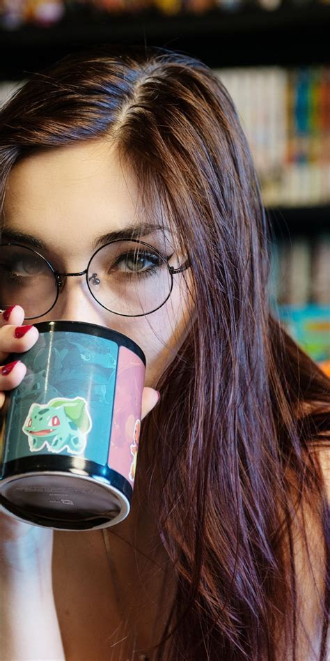 Скачать обои girl Model green eyes long hair photo cup bokeh brunette раздел девушки в