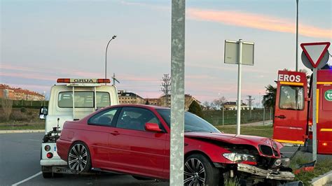 Un Coche Se Estampa Contra Una Farola En La Avenida Mariano Rodr Guez