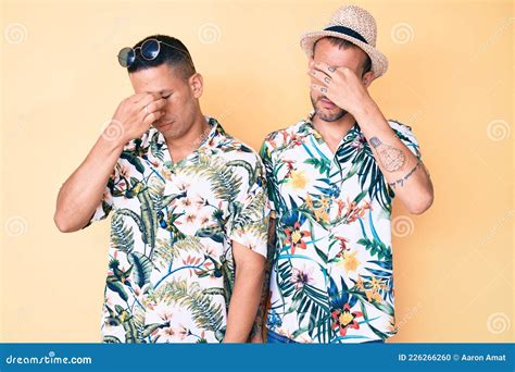 Joven Pareja Gay De Dos Hombres Con Sombrero De Verano Y Camisa Hawaiana Cansados Frotando La