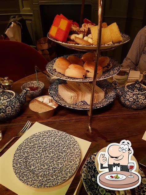 An interior study explains the style of dean street townhouse 22