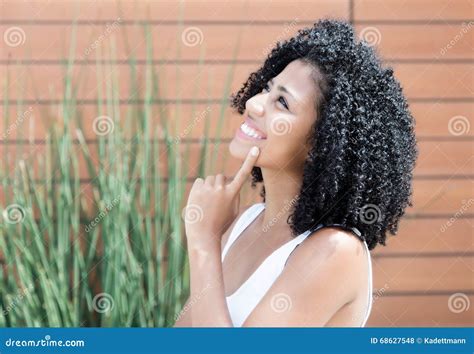 Donna Latina Felice Con Capelli Neri Ricci Fotografia Stock Immagine Di Felice Pettinatura