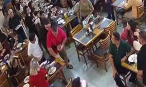 PM salva homem engasgado em restaurante vídeo