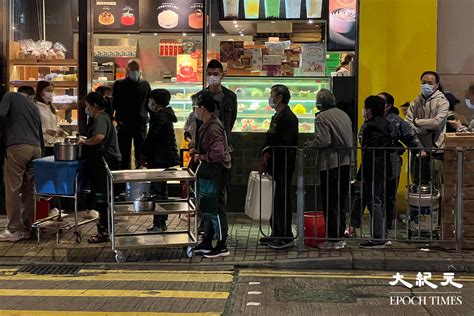 西環爆地下水管水浸路面 街上一度現人龍 居民排隊領水 ｜大紀元時報 香港｜獨立敢言的良心媒體