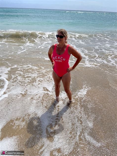 blonde Sweet Susi mittleren Alters wird am Sandstrand völlig nackt CoedCherry