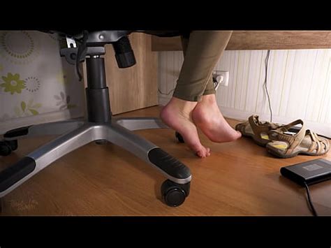 Sneaky Voyeur Mira Pies Naturales En Sandalias Gastadas Debajo De La Mesa Xvideos