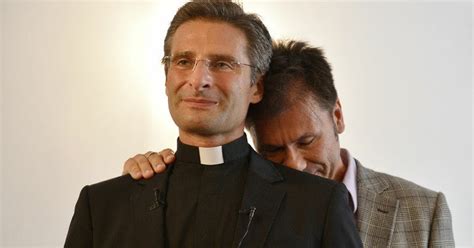 Padre Gay Expulso Do Vaticano Ataca A Homofobia Da Igreja