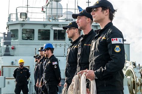 Shawinigan’s Dive Tender Deployment – Maple Leaf Navy Magazine