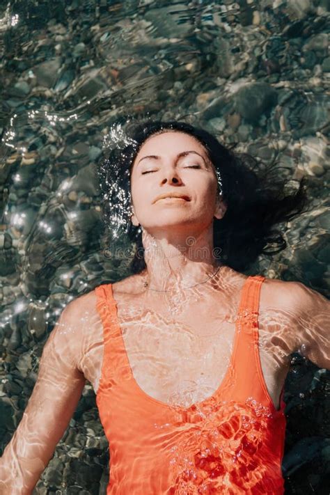 Retrato De Viaje De Mujer Retrato De Una Mujer Feliz Con El Pelo Largo En Un Bikini Rojo