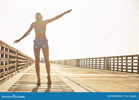 Sentir Las Vibraciones De Verano Una Joven En Bikini En Un Paseo Cerca De La Playa Foto De