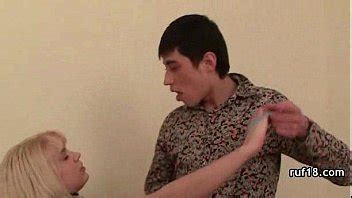 Chica caliente lo toma duro por detrás XVIDEOS