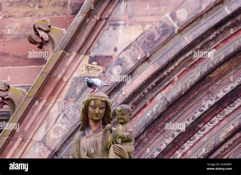 Skulptur Der Mutter Maria Mit Dem Jesuskind Vor Dem Hauptportal Des