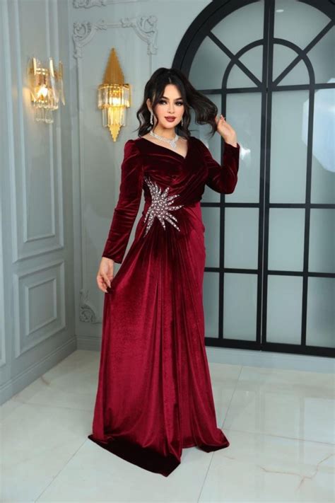 Winter Offers A Distinctive Royal Velvet Evening Dress