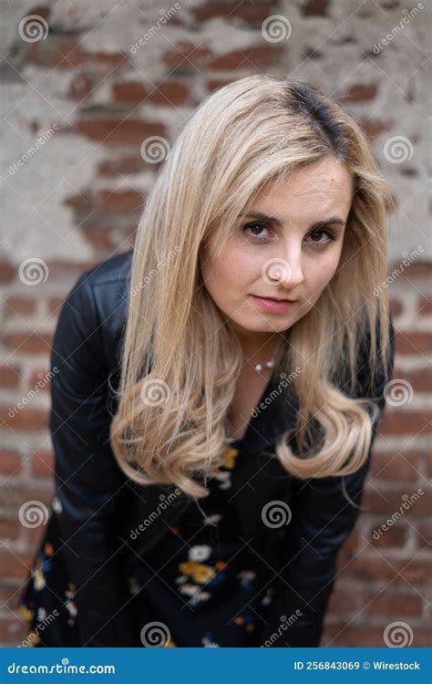 Blonde Caucasienne De Uk Posant Devant Un Mur De Briques Image Stock Image Du Caucasien Beau