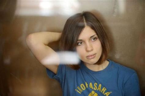 Une Des Membres Du Groupe Pussy Riot Qui Purge Une Peine De Deux Ans