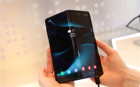 Samsung показала смартфон с гнущимся в разные стороны экраном | РБК Life