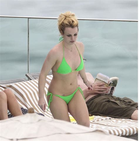 Style Briitny Spears In Green Bikni