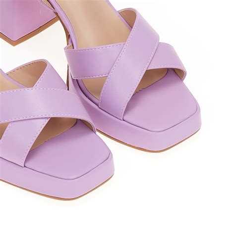 Sandały nude z ekoskóry z poprzecznymi paseczkami z przodu na platformie Tsoukalas Shoes