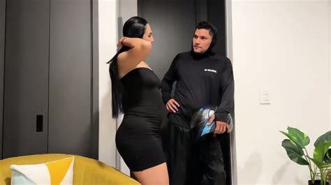 Sarah Black Delivery Guy Gets Nice Tip From A MILF Sara Nice