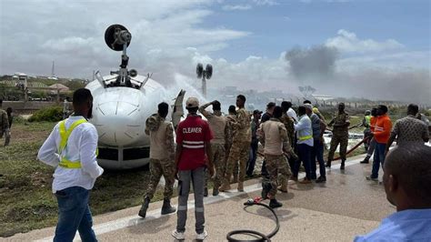 Un avion s a răsturnat după o aterizare forțată în Somalia Miracol