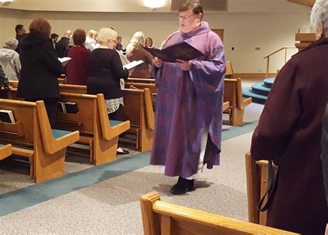 Nos EUA padre católico revela que é gay e é ovacionado em pé Quebro o silêncio e me livro da