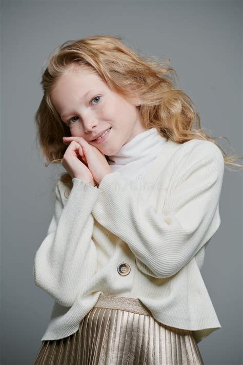 Blonde fille levrette photo stock Image du normal élégant