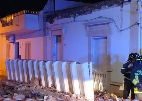 Tragedia Sfiorata Crolla Parte Di Un Tetto Sulla Strada Foto