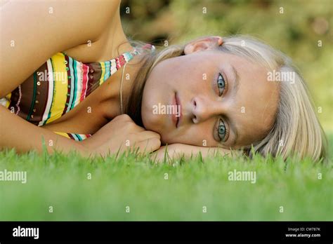 Jeune Fille En Bikini Couch Sur Un Pr Photo Stock Alamy
