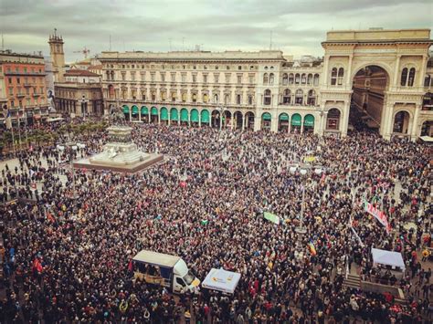 Londa Di PEOPLE Invade Milano Per La Grande Manifestazione Nazionale