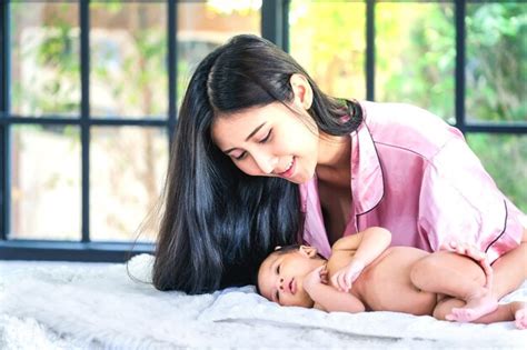 Premium Photo Mother With Naked Baby Boy At Home